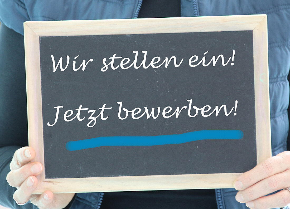 Bild: Tafel mit der Aufschrift "Wir stellen ein! Jetzt bewerben!"