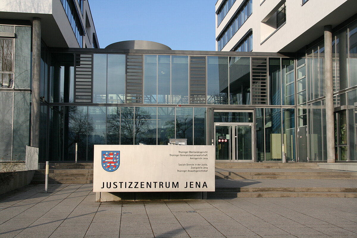 Bild: Weg zum Justizzentrum Jena, in welchem die Thüringer Generalstaatsanwaltschaft ihren Sitz hat. Bild: Gerichtsgebäude des Justizzentrums Jena